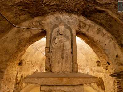 Seppur il busto e la fisionomia ricordino le statue romane, la scultura � di molti secoli pi� tardi, databile tra il XIV e il XVI secolo